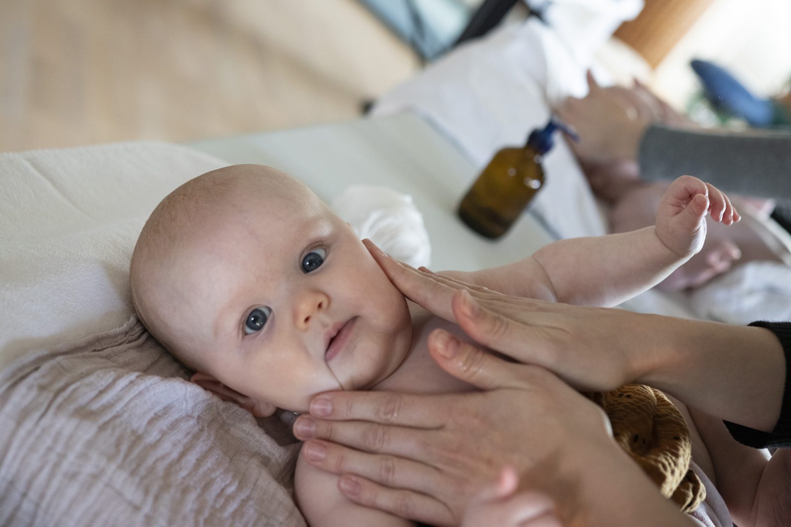 Baby får Kranio Sakral Terapi